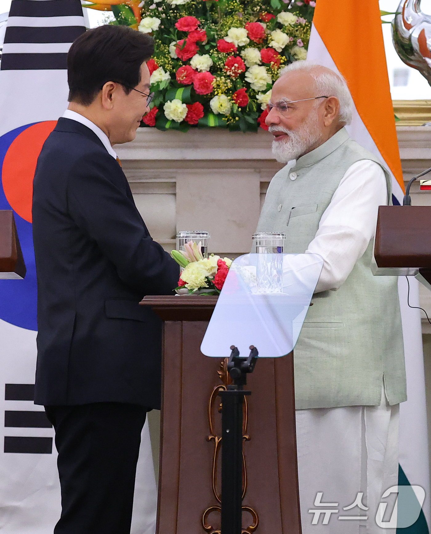 (뉴델리(인도)=뉴스1) 이재명 기자 = 이재명 대통령과 나렌드라 모디 인도 총리가 20일 뉴델리 영빈관에서 열린 공동언론발표를 마친 후 악수하고 있다. 2026.4.20/뉴스1