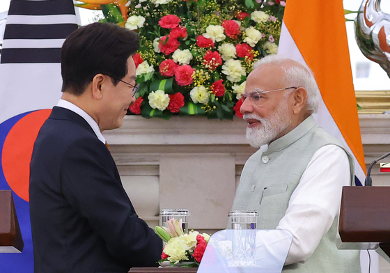 마주 보는 한-인도 정상