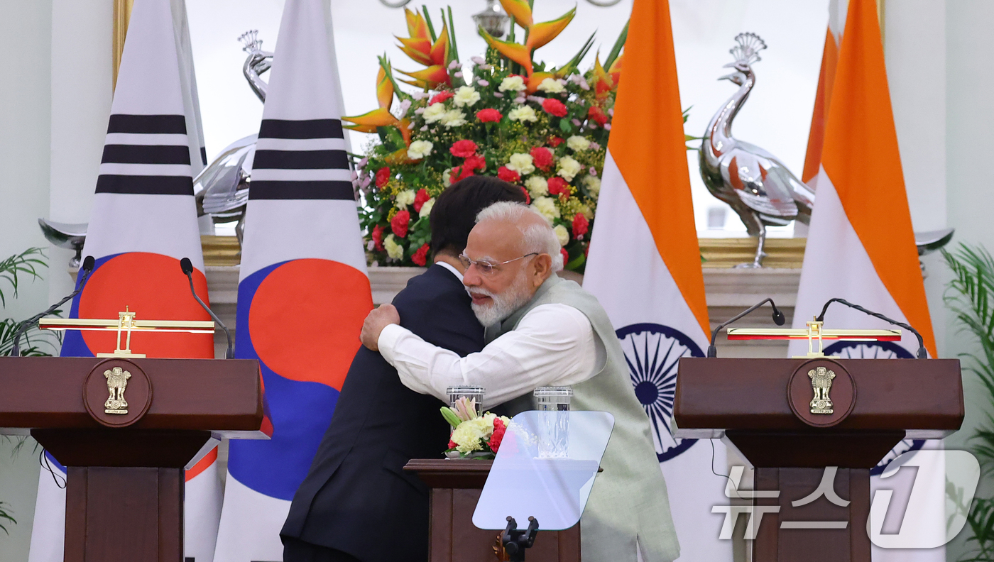 (뉴델리(인도)=뉴스1) 이재명 기자 = 이재명 대통령과 나렌드라 모디 인도 총리가 20일 뉴델리 영빈관에서 열린 공동언론발표를 마친 후 포옹하고 있다. 2026.4.20/뉴스1