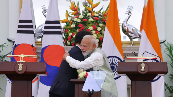 포옹하는 한-인도 정상