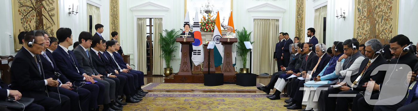 (뉴델리(인도)=뉴스1) 이재명 기자 = 이재명 대통령과 나렌드라 모디 인도 총리가 20일 뉴델리 영빈관에서 공동언론발표를 하고 있다. 2026.4.20/뉴스1