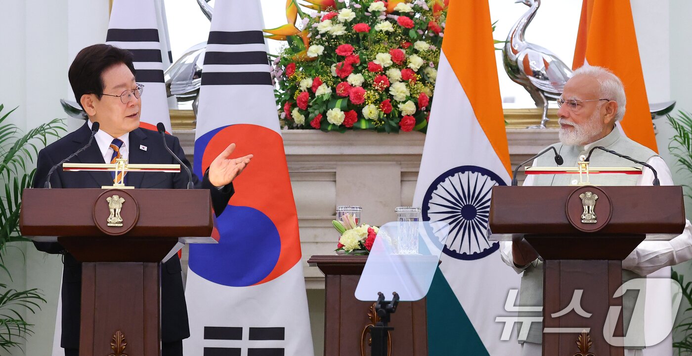 본문 이미지 - 이재명 대통령과 나렌드라 모디 인도 총리가 20일 뉴델리 영빈관에서 공동언론발표를 하고 있다. 2026.4.20 ⓒ 뉴스1 이재명 기자