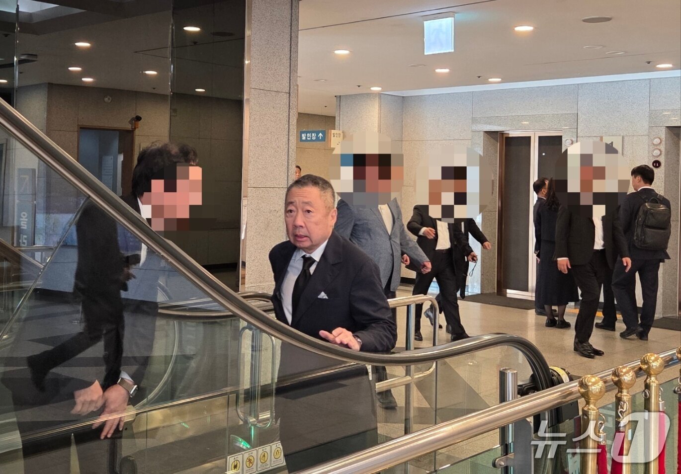 본문 이미지 - 박정원 두산 회장이 구자은 LG 회장 모친 고(故) 유한선 여사 빈소로 이동하고 있다. 2026. 4. 20/뉴스1 황진중 기자