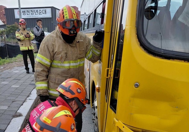 횡성서 1톤 화물차-스쿨버스 충돌…학생들 갇혀 강제 문 개방