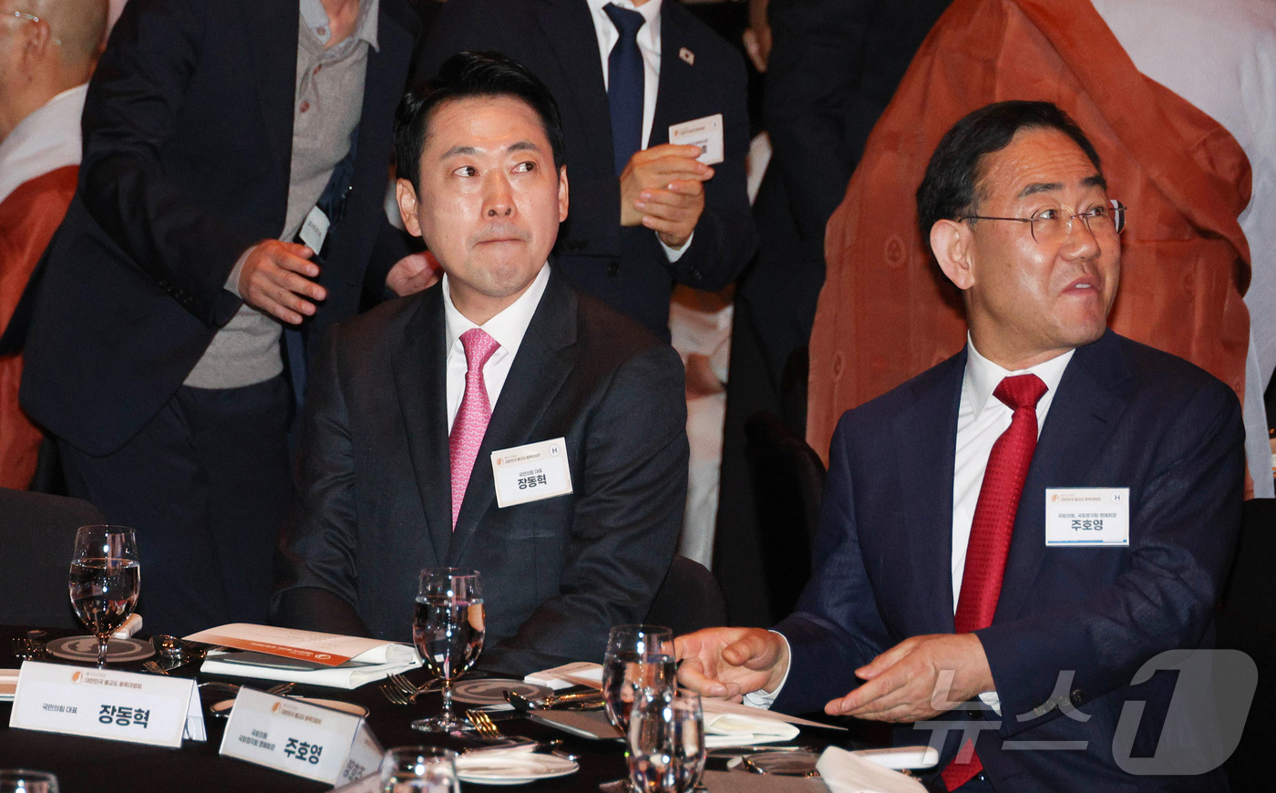 (서울=뉴스1) 김진환 기자 = 장동혁 국민의힘 대표가 20일 오후 서울 중구 신라호텔에서 열린 ‘불기2570년 부처님오신날맞이 대한민국불교도 봉축대법회’에 참석하고 있다. 오른쪽 …