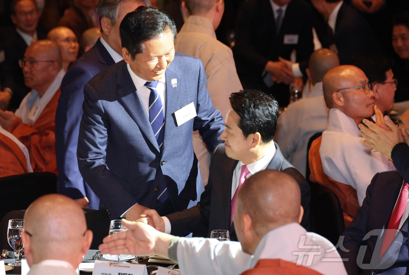 (서울=뉴스1) 김진환 기자 = 정청래 더불어민주당 대표와 장동혁 국민의힘 대표(오른쪽)가 20일 오후 서울 중구 신라호텔에서 열린 ‘불기2570년 부처님오신날맞이 대한민국불교도  …