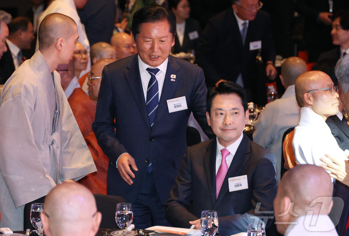 (서울=뉴스1) 김진환 기자 = 정청래 더불어민주당 대표와 장동혁 국민의힘 대표(오른쪽)가 20일 오후 서울 중구 신라호텔에서 열린 ‘불기2570년 부처님오신날맞이 대한민국불교도  …