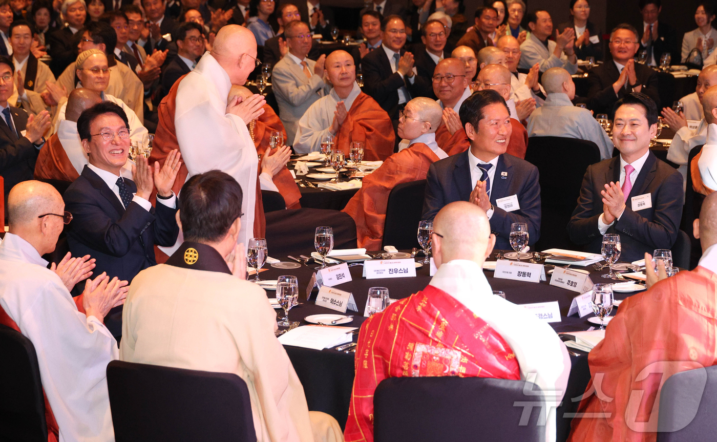 (서울=뉴스1) 김진환 기자 = 김민석 국무총리와 정청래 더불어민주당 대표, 장동혁 국민의힘 대표 등 참석자들이 20일 오후 서울 중구 신라호텔에서 열린 ‘불기2570년 부처님오신 …