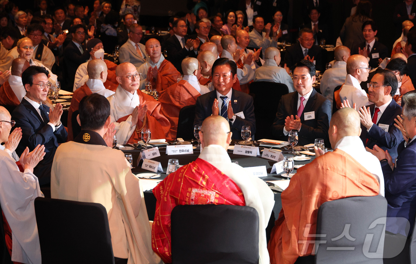 (서울=뉴스1) 김진환 기자 = 김민석 국무총리와 정청래 더불어민주당 대표, 장동혁 국민의힘 대표 등 참석자들이 20일 오후 서울 중구 신라호텔에서 열린 ‘불기2570년 부처님오신 …