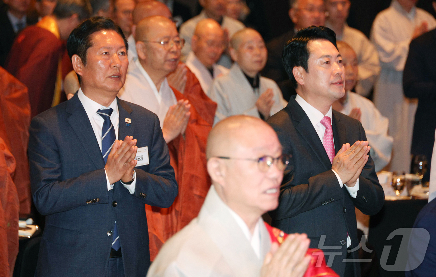 (서울=뉴스1) 김진환 기자 = 정청래 더불어민주당 대표와 장동혁 국민의힘 대표(오른쪽)가 20일 오후 서울 중구 신라호텔에서 열린 ‘불기2570년 부처님오신날 맞이 대한민국불교도 …