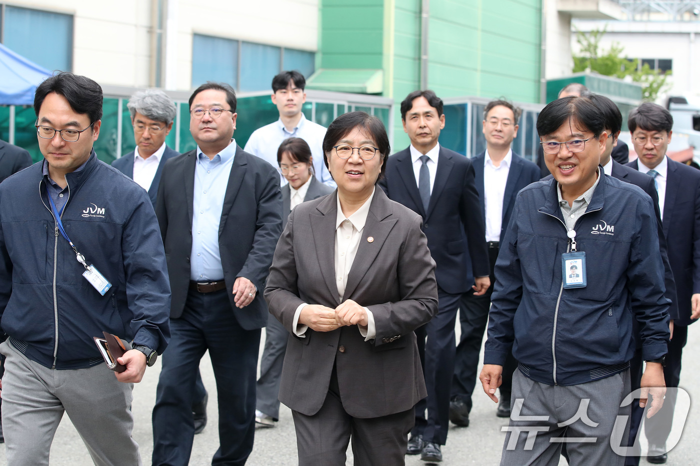 (대구=뉴스1) 공정식 기자 = 정은경 보건복지부 장관이 20일 오후 대구 달서구 조제약 포장지 전문 생산기업인 '제이브이엠(JVM)'을 찾아 기업 관계자들과 생산 시설을 점검하기 …