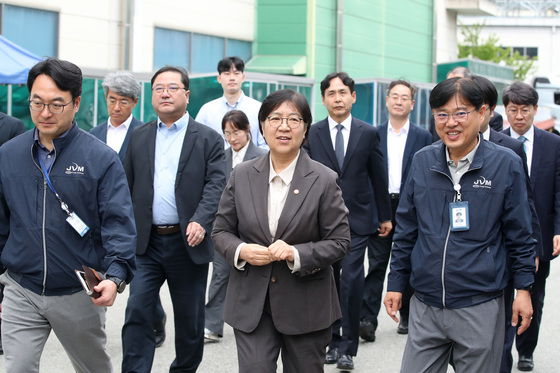 정은경 장관, 약 포장지 생산 현장 점검