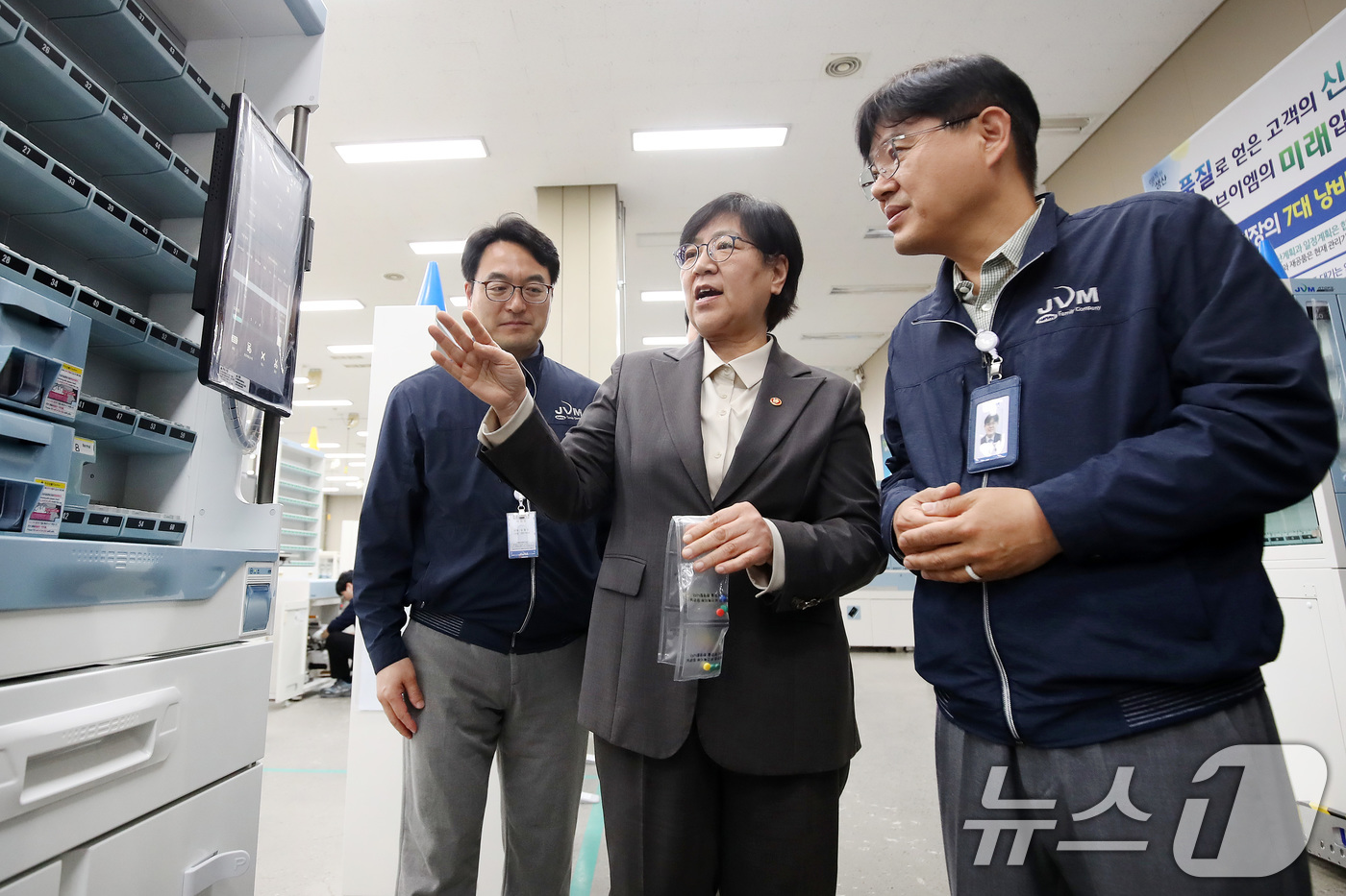 (대구=뉴스1) 공정식 기자 = 정은경 보건복지부 장관(가운데)이 20일 오후 대구 달서구 조제약 포장지 전문 생산기업인 '제이브이엠(JVM)'을 찾아 생산 공정을 점검하고 있다. …