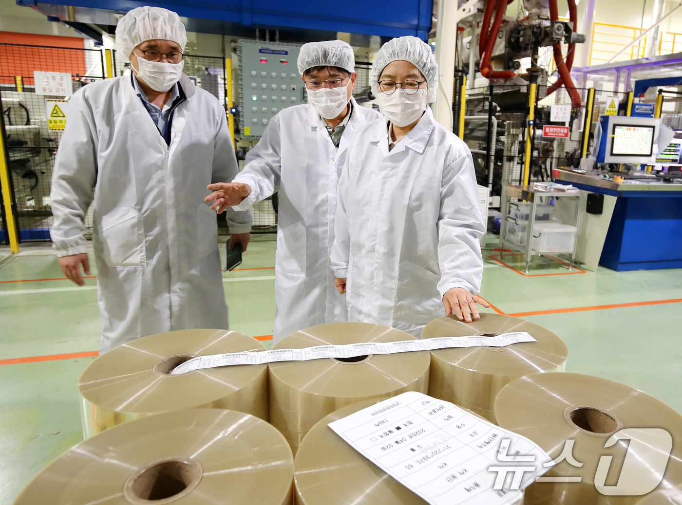 (대구=뉴스1) 공정식 기자 = 정은경 보건복지부 장관(오른쪽)이 20일 오후 대구 달서구 조제약 포장지 전문 생산기업인 '제이브이엠(JVM)'을 찾아 생산 공정과 원료 공급 상황 …