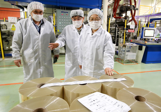 약 포장지 원료 공급 상황 점검하는 정은경 장관