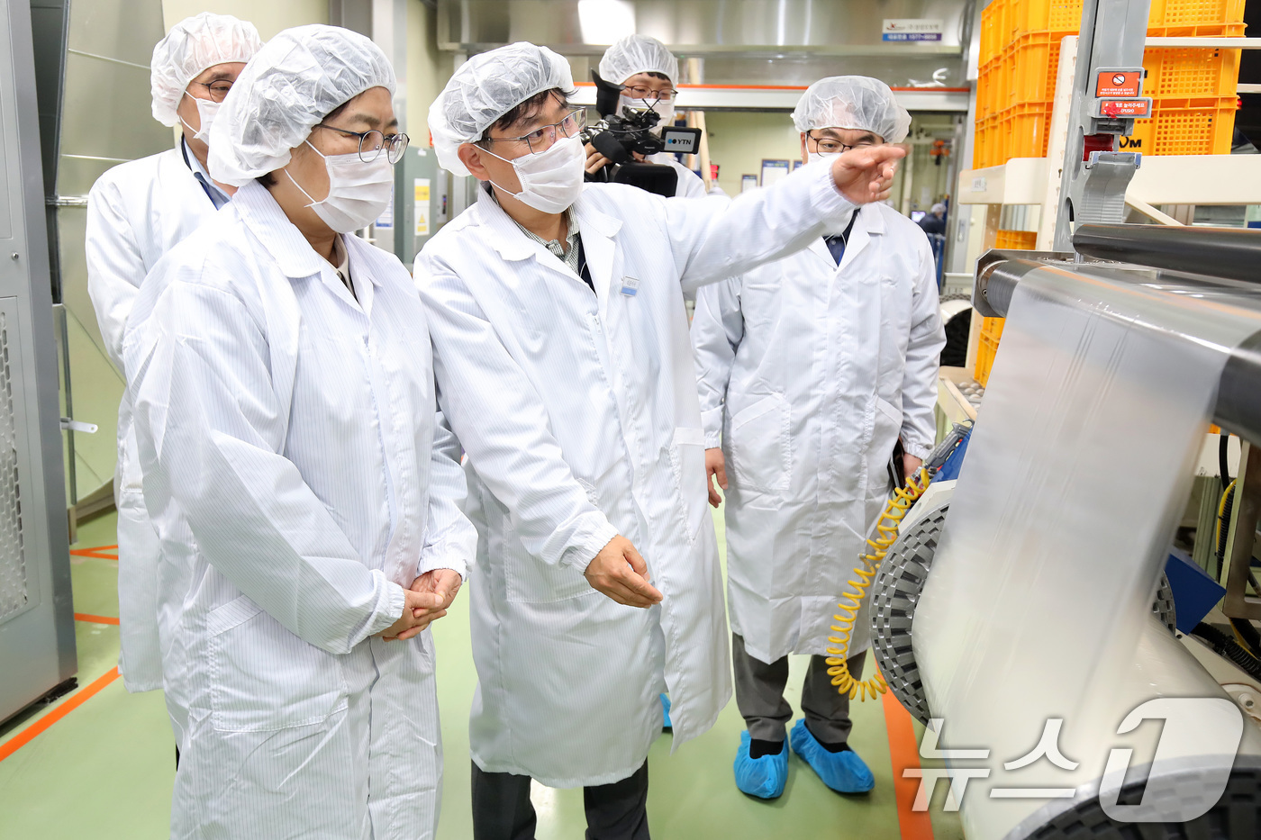 (대구=뉴스1) 공정식 기자 = 정은경 보건복지부 장관(왼쪽)이 20일 오후 대구 달서구 조제약 포장지 전문 생산기업인 '제이브이엠(JVM)'을 찾아 생산 공정을 점검하고 있다. …