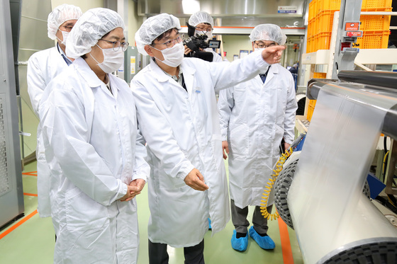 정은경 장관, 약 포장지 생산 공정 점검