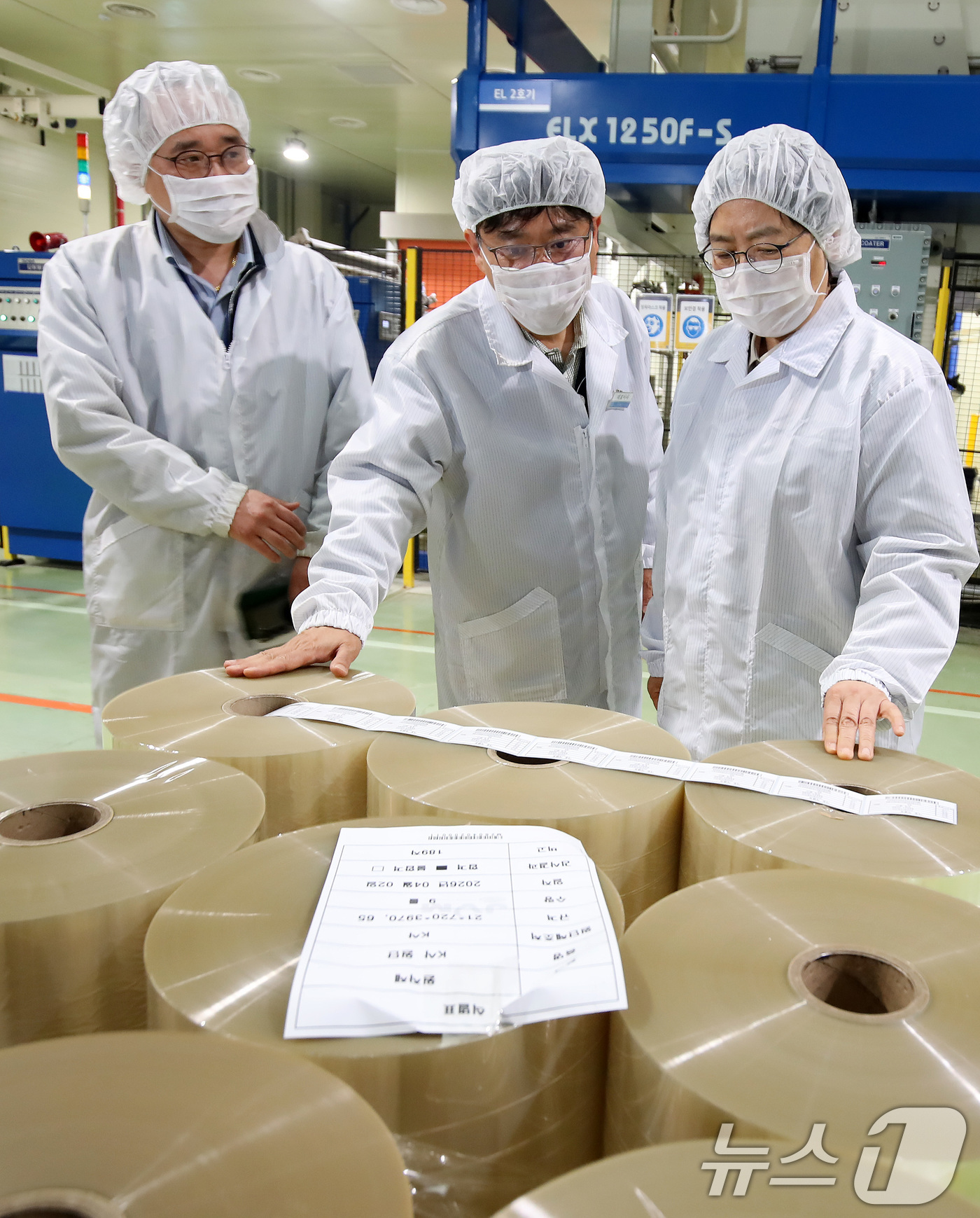 (대구=뉴스1) 공정식 기자 = 정은경 보건복지부 장관(오른쪽)이 20일 오후 대구 달서구 조제약 포장지 전문 생산기업인 '제이브이엠(JVM)'을 찾아 생산 공정과 원료 공급 상황 …