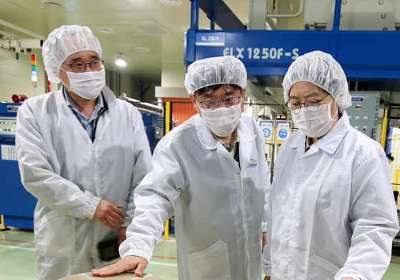 약 포장지 원료 공급 상황 점검하는 정은경 장관