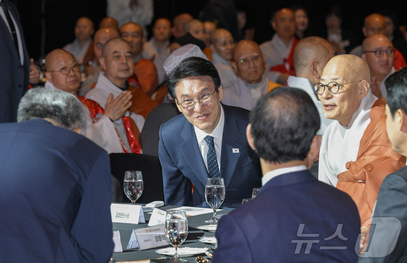 (서울=뉴스1) 김진환 기자 = 김민석 국무총리가 20일 오후 서울 중구 신라호텔에서 열린 ‘불기2570년 부처님오신날맞이 대한민국불교도 봉축대법회’에 참석하고 있다. 오른쪽은 조 …