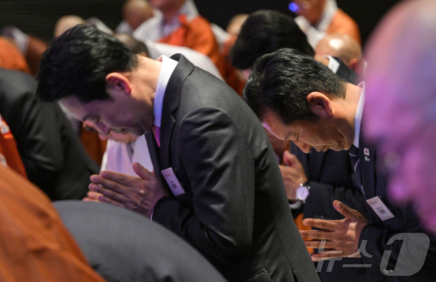 (서울=뉴스1) 김진환 기자 = 정청래 더불어민주당 대표와 장동혁 국민의힘 대표가 20일 오후 서울 중구 신라호텔에서 열린 ‘불기2570년 부처님오신날맞이 대한민국불교도 봉축대법회 …