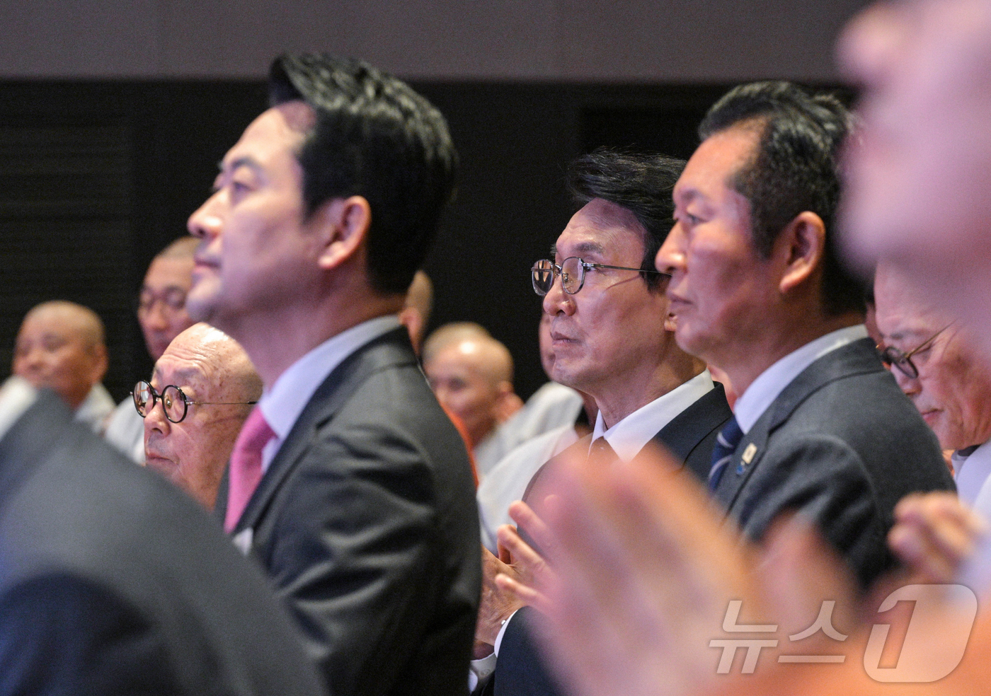 (서울=뉴스1) 김진환 기자 = 김민석 국무총리와 정청래 더불어민주당 대표, 장동혁 국민의힘 대표가 20일 오후 서울 중구 신라호텔에서 열린 ‘불기2570년 부처님오신날맞이 대한민 …