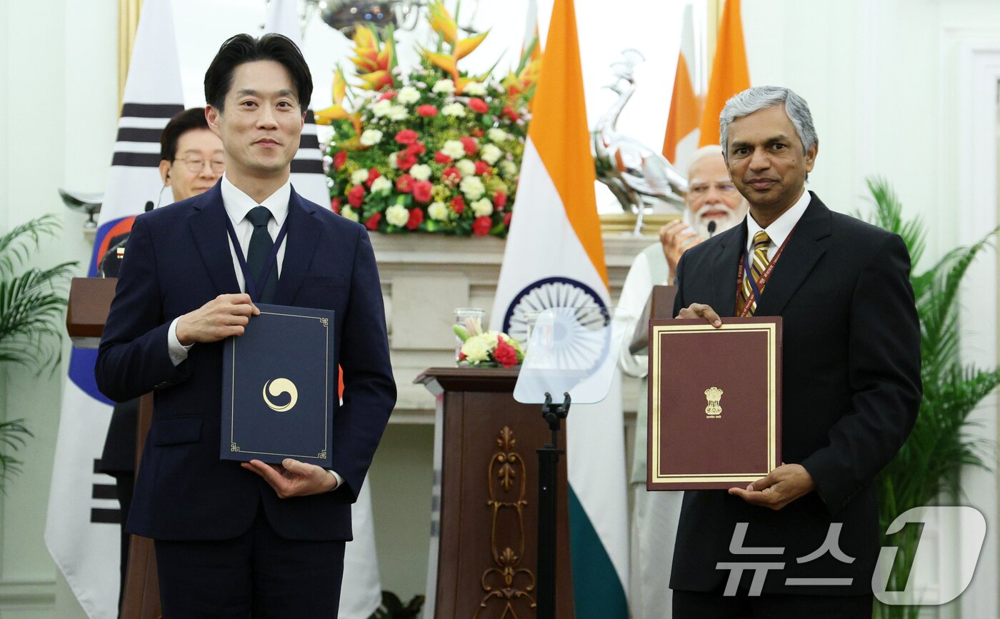 본문 이미지 - 이재명 대통령과 나렌드라 모디 인도 총리가 참석한 가운데 20일 뉴델리 영빈관에서 노용석 중소벤처기업부 차관과 페리아사미 쿠마란 외교부 아태차관이 중소기업 협력 양해각서 협약식을 하고 있다. 2026.4.20 ⓒ 뉴스1 이재명 기자