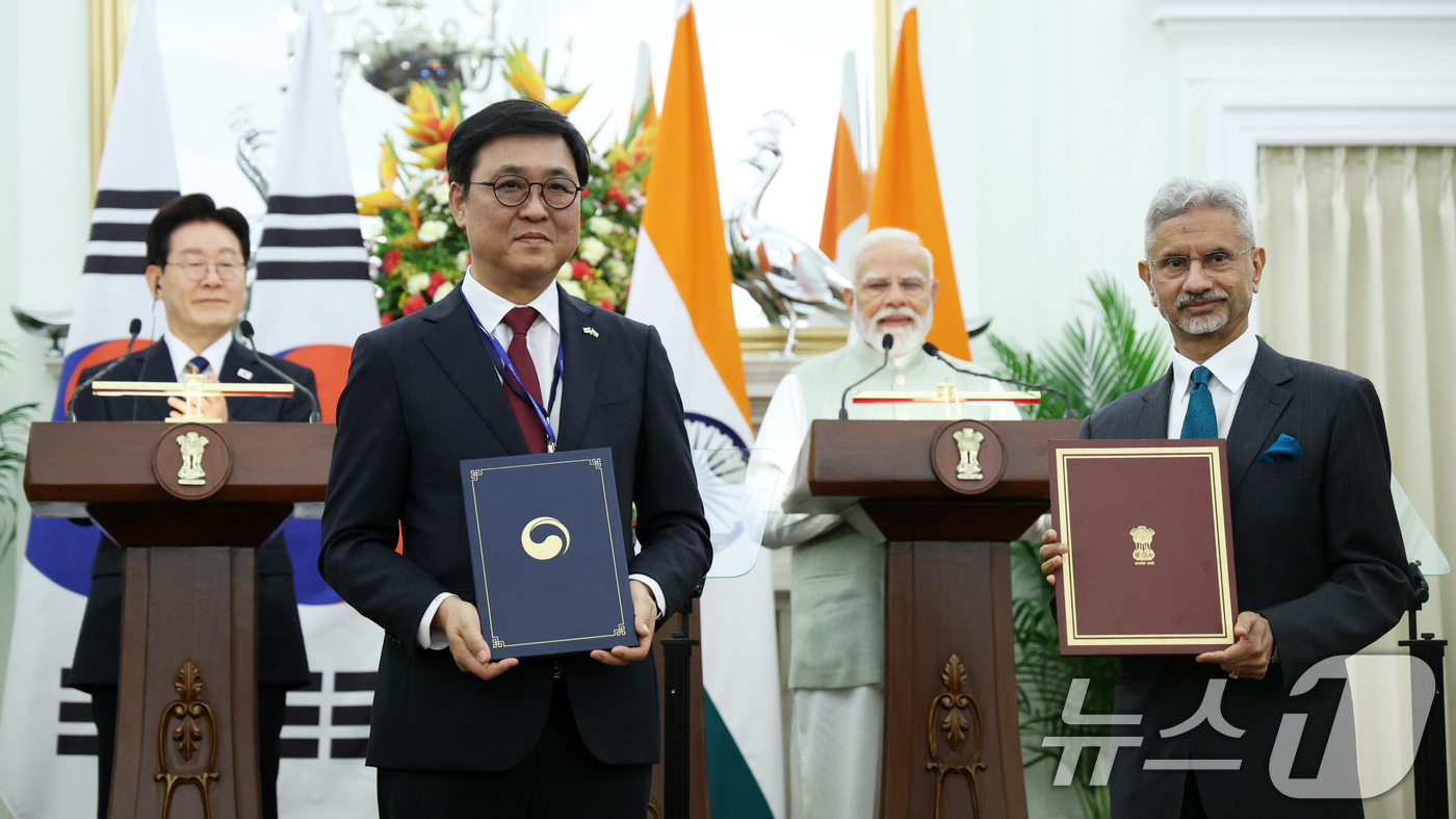 (뉴델리(인도)=뉴스1) 이재명 기자 = 이재명 대통령과 나렌드라 모디 인도 총리가 참석한 가운데 20일 뉴델리 영빈관에서 최휘영 문화체육관광부 장관과 수브라마냠 자이샨카르 외교부 …