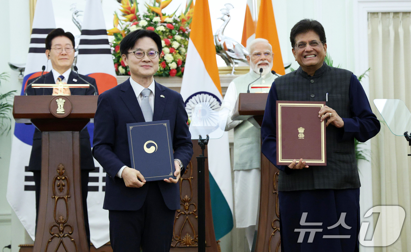 (뉴델리(인도)=뉴스1) 이재명 기자 = 이재명 대통령과 나렌드라 모디 인도 총리가 참석한 가운데 20일 뉴델리 영빈관에서 김정관 산업통상부 장관과 피유시 고얄 상공부 장관이 산업 …