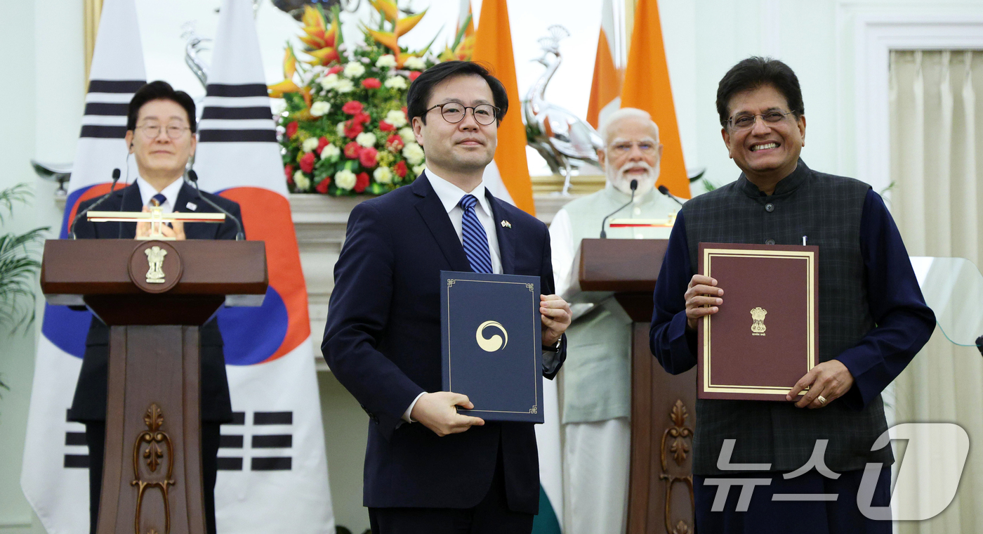 (뉴델리(인도)=뉴스1) 이재명 기자 = 이재명 대통령과 나렌드라 모디 인도 총리가 참석한 가운데 20일 뉴델리 영빈관에서 여한구 통상교섭본부장과 피유시 고얄 상공부 장관이 CEP …