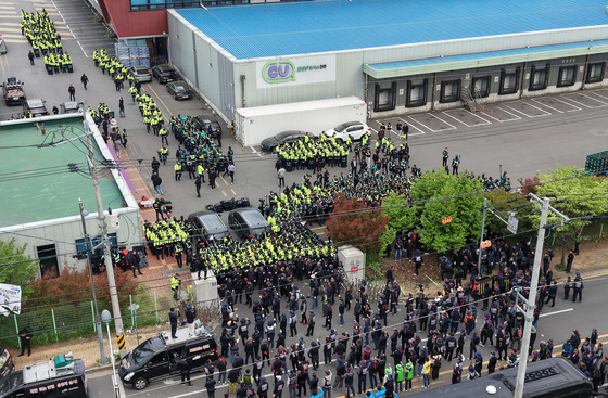 삼각김밥·샌드위치 텅빈 CU 매대…화물연대 파업에 점주들 속탄다