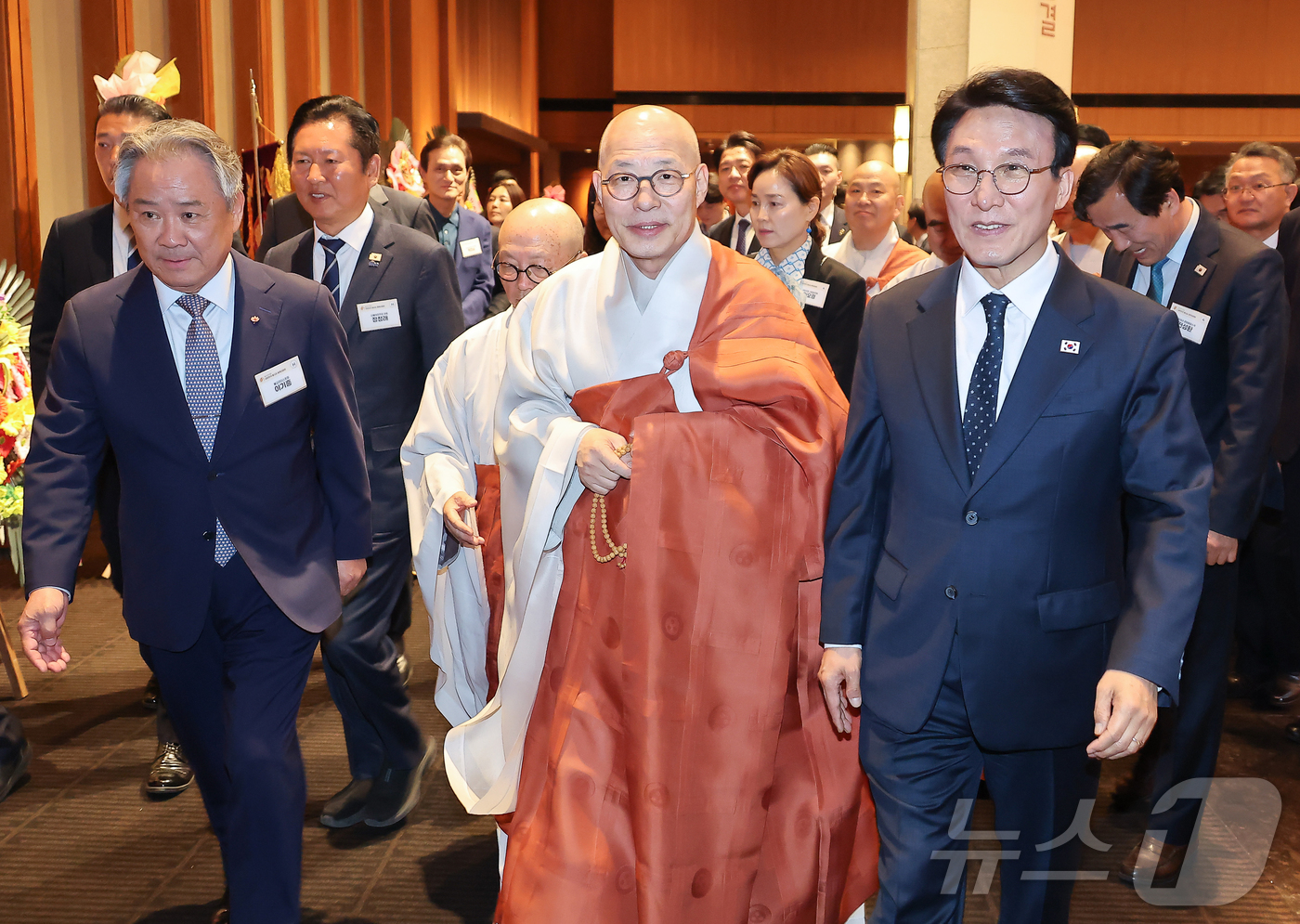 (서울=뉴스1) 김진환 기자 = 김민석 국무총리와 조계종 총무원장 진우스님이 20일 오후 서울 중구 신라호텔에서 열린 ‘불기2570년 부처님오신날맞이 대한민국불교도 봉축대법회’에 …