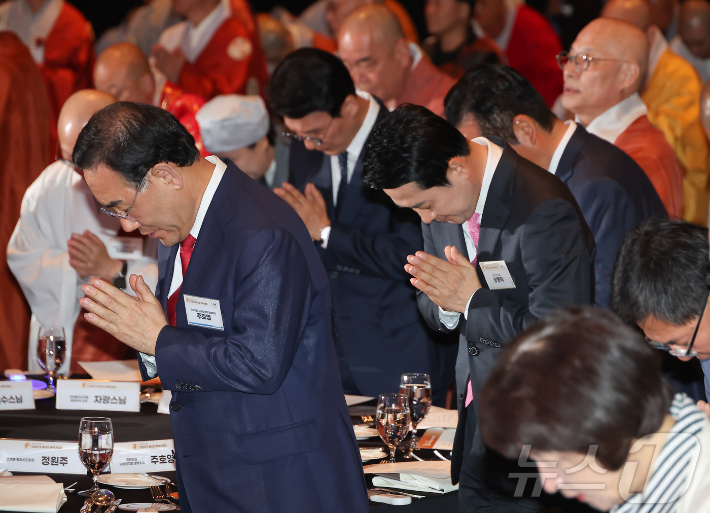 (서울=뉴스1) 김진환 기자 = 김민석 국무총리와 장동혁 국민의힘 대표, 주호영 국회부의장이 20일 오후 서울 중구 신라호텔에서 열린 ‘불기2570년 부처님오신날맞이 대한민국불교도 …