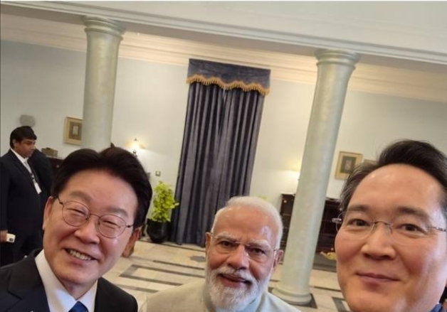 이재용 회장, 李대통령·모디 총리와 인도 생산 '플립7'으로 셀카