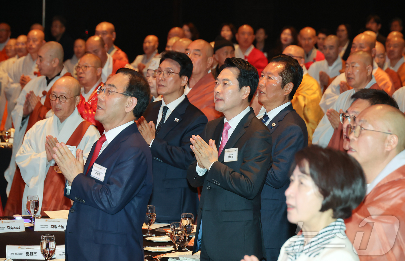 (서울=뉴스1) 김진환 기자 = 김민석 국무총리와 정청래 더불어민주당 대표, 장동혁 국민의힘 대표, 주호영 국회부의장이 20일 오후 서울 중구 신라호텔에서 열린 ‘불기2570년 부 …