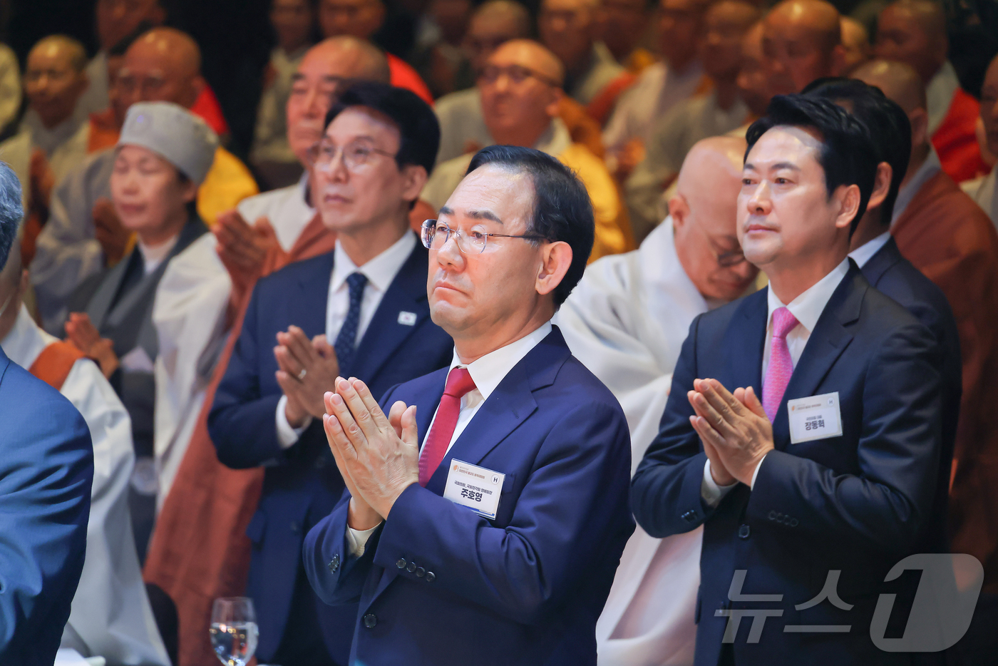 (서울=뉴스1) 김진환 기자 = 김민석 국무총리와 장동혁 국민의힘 대표가 20일 오후 서울 중구 신라호텔에서 열린 ‘불기2570년 부처님오신날맞이 대한민국불교도 봉축대법회’에 참석 …