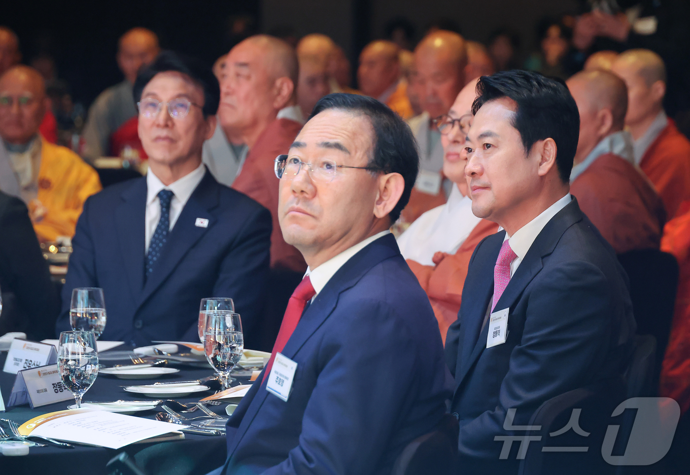 (서울=뉴스1) 김진환 기자 = 김민석 국무총리와 장동혁 국민의힘 대표, 주호영 국회부의장이 20일 오후 서울 중구 신라호텔에서 열린 ‘불기2570년 부처님오신날맞이 대한민국불교도 …