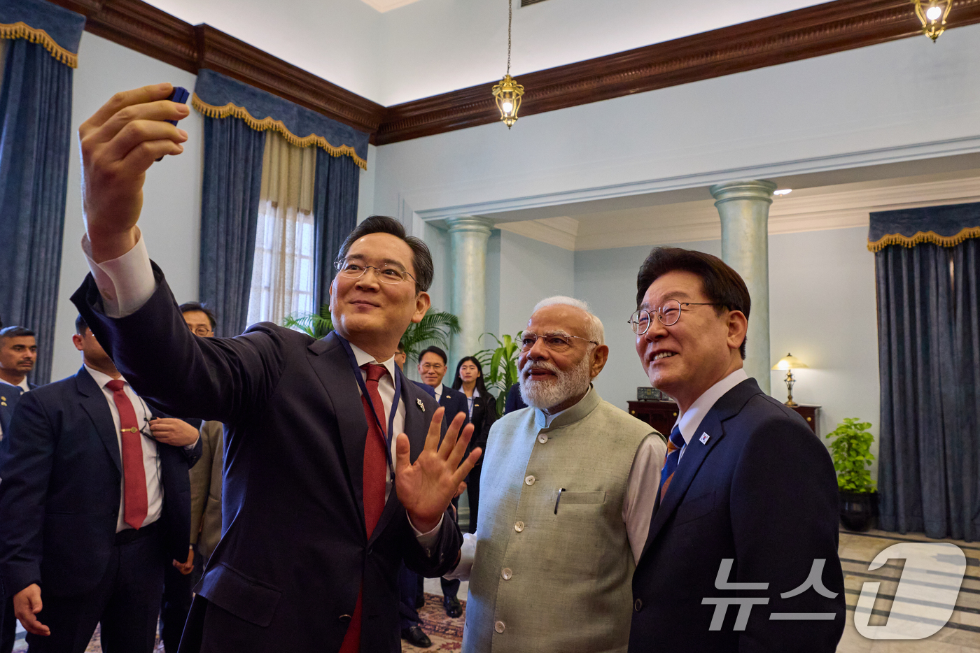 (뉴델리(인도)=뉴스1) 이재명 기자 = 이재명 대통령과 나렌드라 모디 인도 총리가 20일 뉴델리 영빈관 오찬장에서 이재용 삼성전자 회장과 인도 노이다 공장에 생산된 '갤럭시 Z플 …
