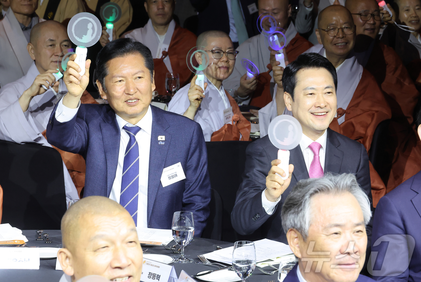 (서울=뉴스1) 김진환 기자 = 정청래 더불어민주당 대표와 장동혁 국민의힘 대표가 20일 오후 서울 중구 신라호텔에서 열린 ‘불기 2570년 부처님오신날 맞이 대한민국 불교도 봉축 …