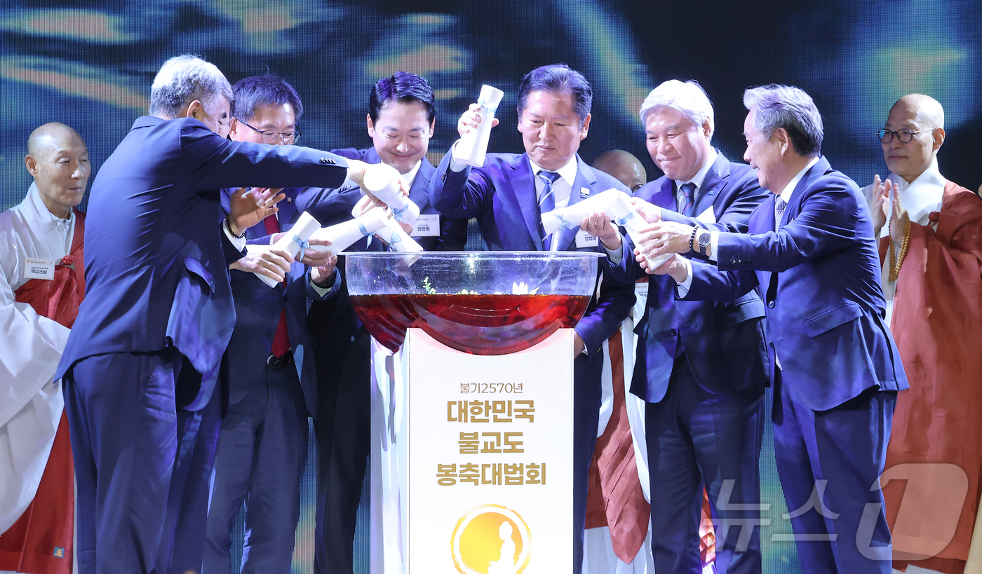 (서울=뉴스1) 김진환 기자 = 정청래 더불어민주당 대표와 장동혁 국민의힘 대표 등 참석자들이 20일 오후 서울 중구 신라호텔에서 열린 ‘불기 2570년 부처님오신날 맞이 대한민국 …