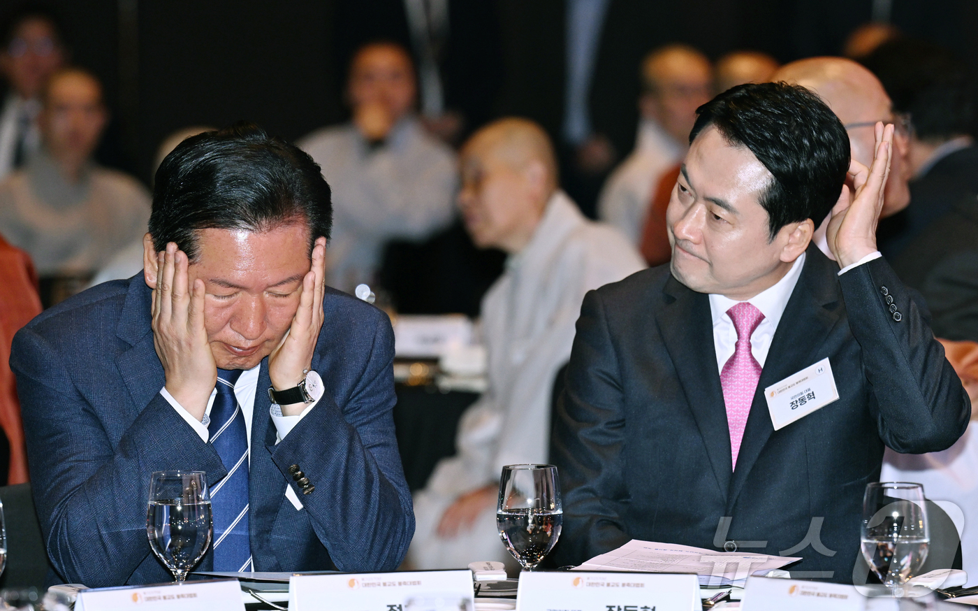 (서울=뉴스1) 김진환 기자 = 정청래 더불어민주당 대표와 장동혁 국민의힘 대표(오른쪽)가 20일 오후 서울 중구 신라호텔에서 열린 '불기 2570년 대한민국 불교도 봉축대법회'에 …