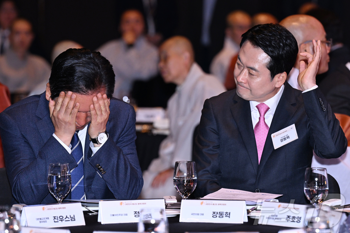 (서울=뉴스1) 김진환 기자 = 정청래 더불어민주당 대표와 장동혁 국민의힘 대표(오른쪽)가 20일 오후 서울 중구 신라호텔에서 열린 '불기 2570년 대한민국 불교도 봉축대법회'에 …