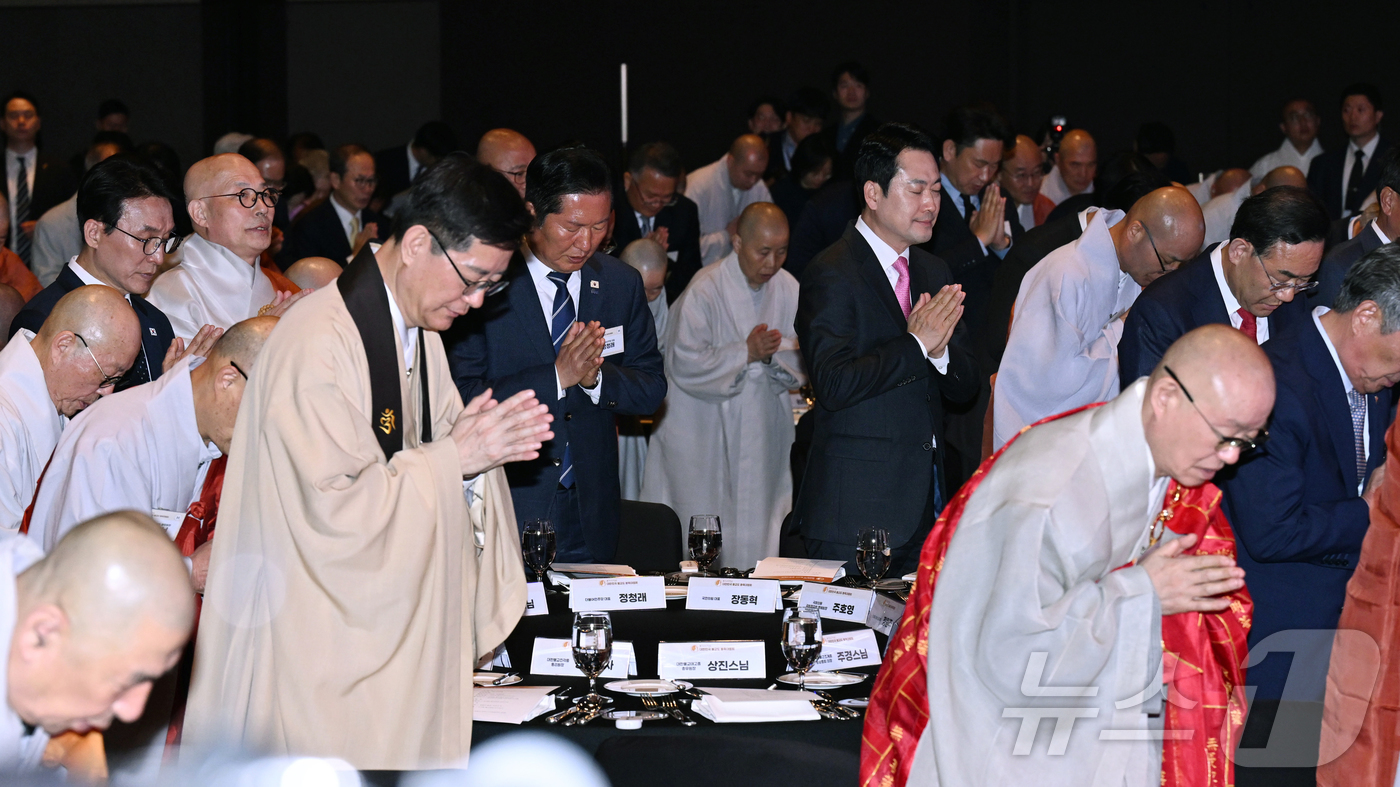 (서울=뉴스1) 김진환 기자 = 김민석 국무총리(왼쪽부터)와 정청래 더불어민주당 대표, 장동혁 국민의힘 대표, 주호영 국회부의장이 20일 오후 서울 중구 신라호텔에서 열린 '불기 …