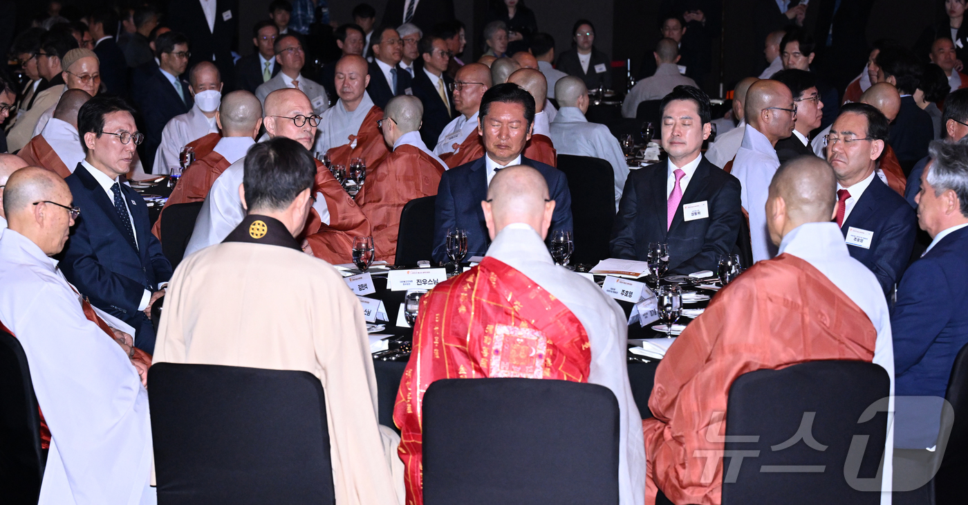 (서울=뉴스1) 김진환 기자 = 김민석 국무총리(왼쪽부터), 정청래 더불어민주당 대표, 장동혁 국민의힘 대표, 주호영 국회부의장이 20일 오후 서울 중구 신라호텔에서 열린 '불기 …