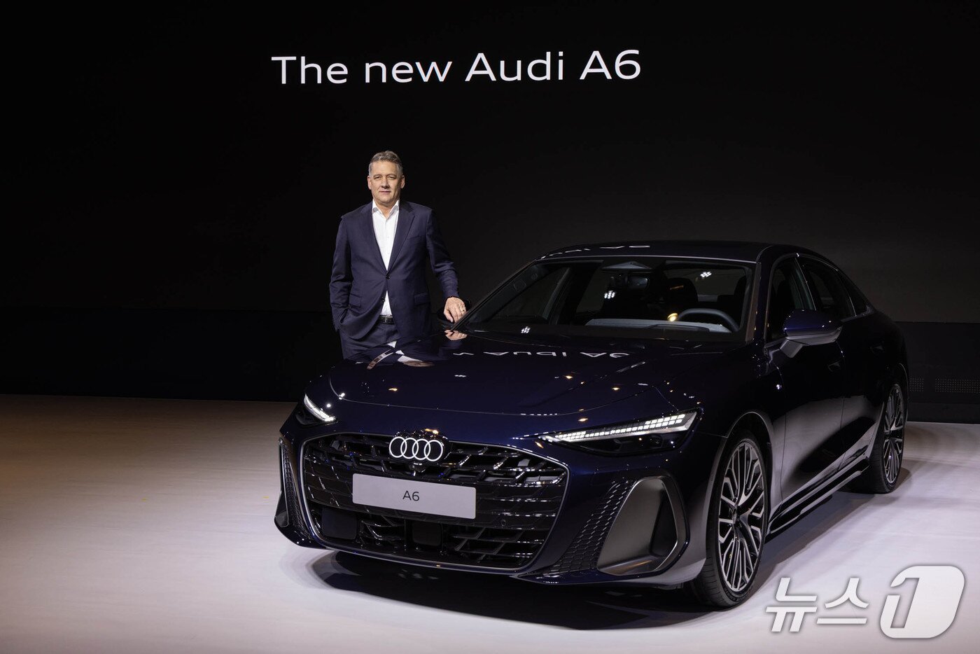 본문 이미지 - 아우디 코리아가 20일 서울 중구 반야트리 호텔에서 국내 최초로 선보인 아우디 준대형 세단 'A6' 9세대 완전 변경 모델 '더 뉴 아우디 A6'를 배경으로 게르놋 될너 아우디 AG 회장이 기념 사진을 촬영하고 있다(아우디 코리아 제공). 2026.4.20.