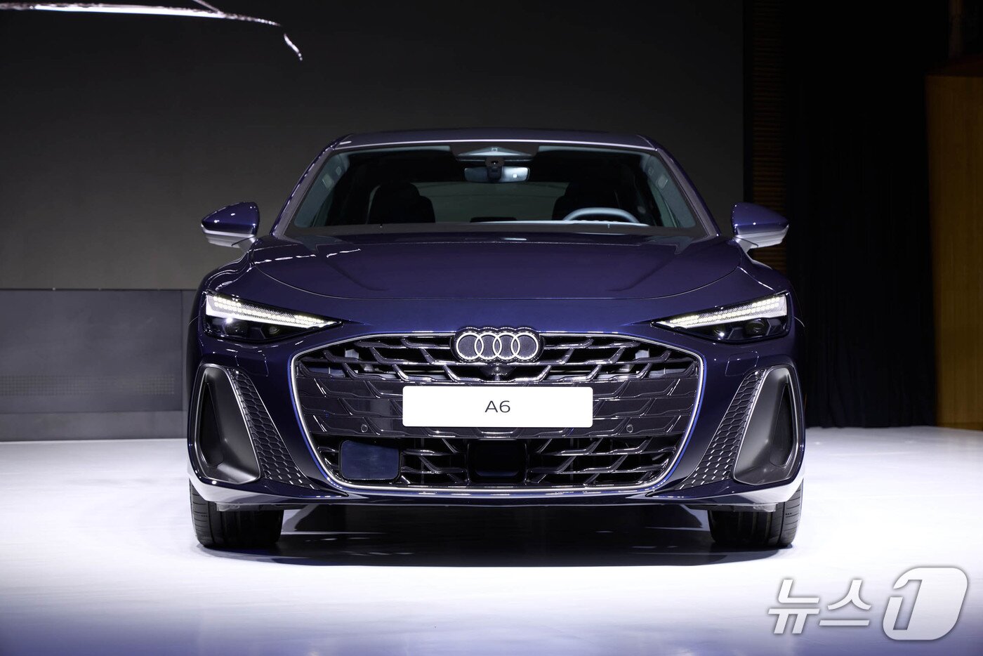 본문 이미지 - 아우디 코리아가 20일 서울 중구 반야트리 호텔에서 국내 최초로 선보인 아우디 준대형 세단 'A6' 9세대 완전 변경 모델 '더 뉴 아우디 A6'의 모습(아우디 코리아 제공). 2026.4.20.