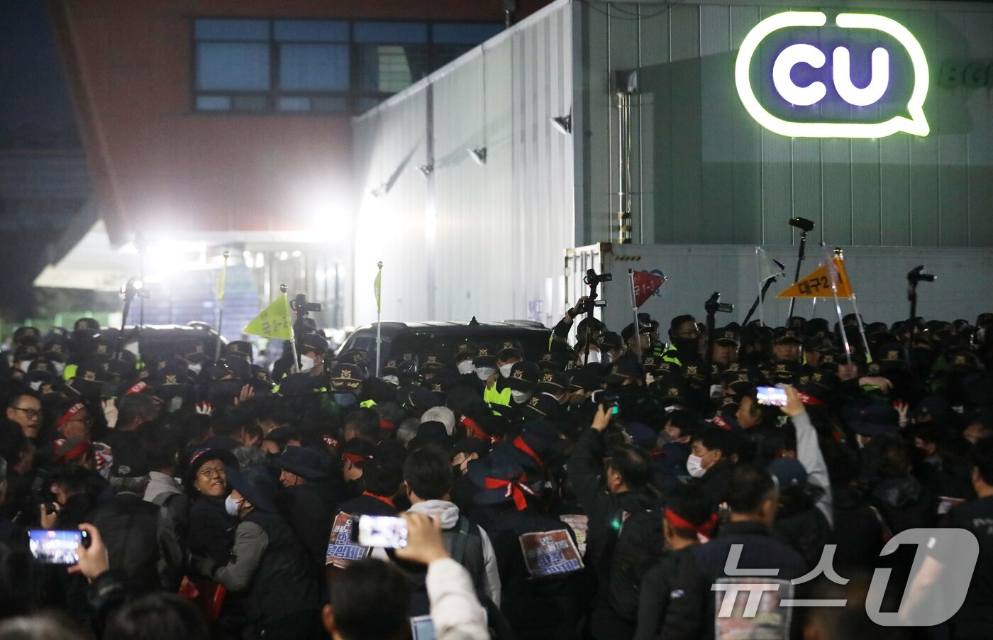 본문 이미지 - 지난달 20일 경남 진주시 정촌면 CU 진주물류센터 앞에서 진입을 시도하는 화물연대 노조원들을 경찰이 막아서고 있다. 이날 현장에서는 화물차와 집회 참가자 3명이 충돌해 1명이 숨지고 2명이 다치는 사고가 발생했다. 2026.4.20 ⓒ 뉴스1 