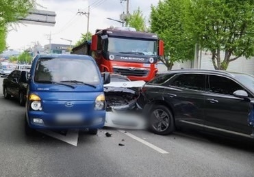 부산 학장교차로서 차량 8중 추돌 사고…운전자 2명 경상