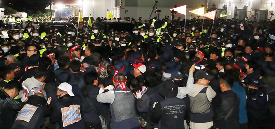 경찰과 충돌하는 화물연대 노조원들