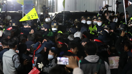 경찰과 충돌하는 화물연대 노조원들